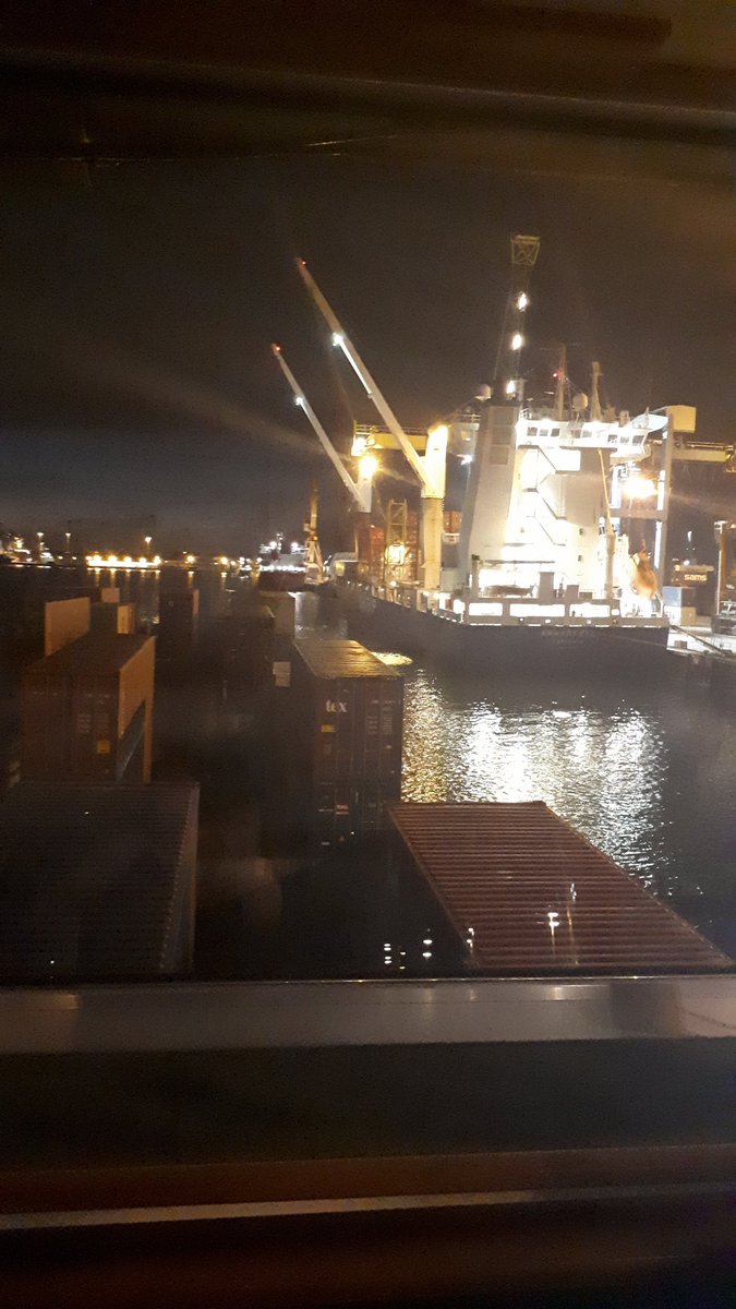 JohnnySchapers's tweet photo. @De_Havenmeester weet niet of jullie er invloed op hadden maar de kranen keurig omhoog en geen containerjuk er onder #arnarfell
#beatrixhaven https://t.co/VgZ6mlPPuu