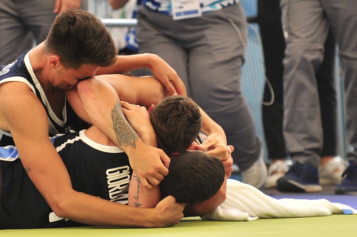 DiarioOle's tweet photo. ⌚14.15 ORO en básquet 3x3 🥇
⌚14.28 ORO de Brian Arregui en boxeo 🥇
⌚14.33 BRONCE en beach volley 🥉 

¡18 minutos para la historia! 
#BuenosAires2018 https://t.co/uew3whTiKm