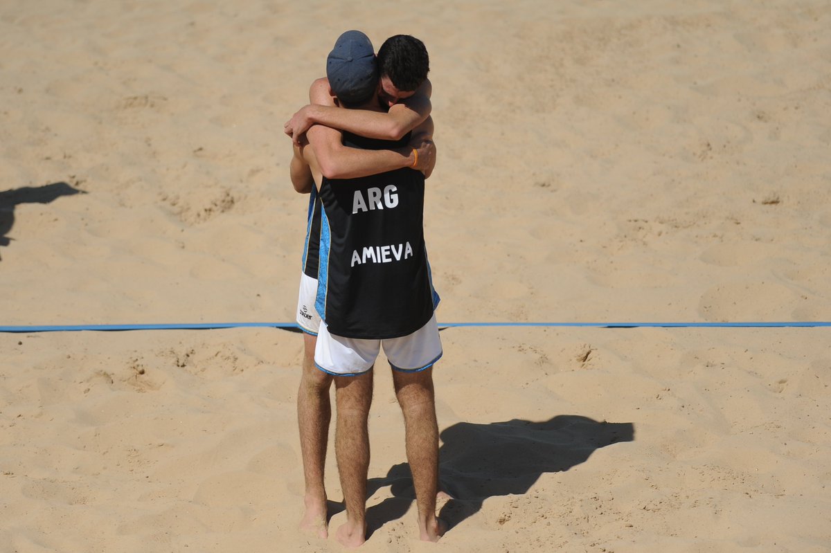 DiarioOle's tweet photo. ⌚14.15 ORO en básquet 3x3 🥇
⌚14.28 ORO de Brian Arregui en boxeo 🥇
⌚14.33 BRONCE en beach volley 🥉 

¡18 minutos para la historia! 
#BuenosAires2018 https://t.co/uew3whTiKm