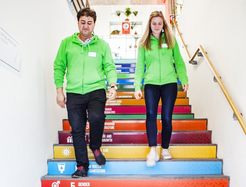 HU_Utrecht's tweet photo. "Bij het woord #duurzaamheid denkt men al snel aan energiebesparing en afvalrecycling. Maar duurzaamheid is veel meer" aldus Cyrille Krul, directeur van het #HU kenniscentrum Gezond en Duurzaam Leven, in haar blog https://t.co/WTBkVk7cD4 https://t.co/PTt3kkVXpU