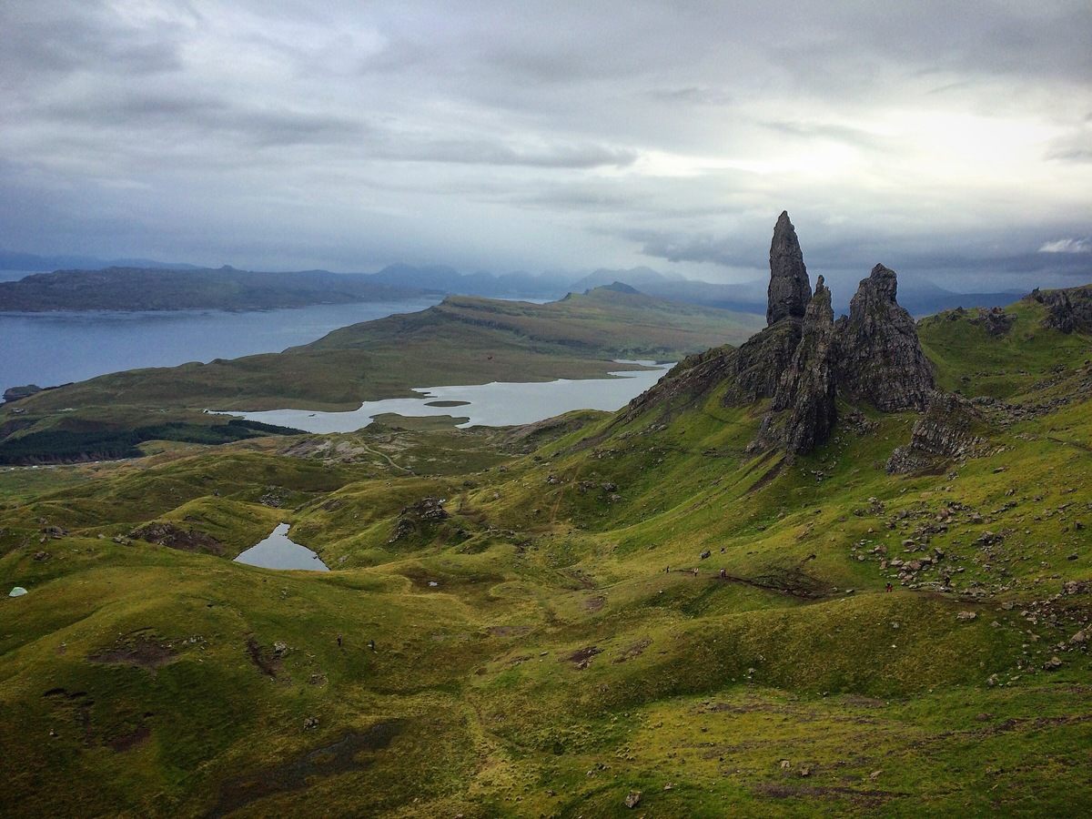 atlasobscura's tweet photo. The Old Man of Storr is located on the Isle of Skye in Scotland. Legend has it that the Old Man of Storr was a giant who resided on the Trotternish Ridge. When he was laid to rest upon his death, his thumb—the “Old Man”—remained partially above ground. https://t.co/6wducd2T8n