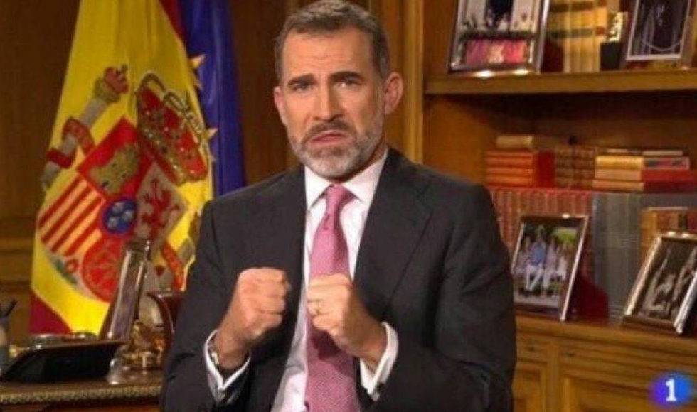 Coordinadora25S's tweet photo. A Felipe VI hoy le han dicho en el Metro que el no lo usa nunca, en Mallorca le dejaron en ridículo con una escoba, en Cataluña le reprueban, en Asturias le abuchean, en los estadios le pitan... como siga así en las próximas elecciones no le va a votar nadie #JaqueALaMonarquía https://t.co/YQSgsijWOk
