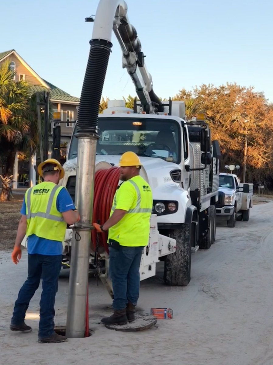 TECtwwi's tweet photo. Thank you Gainesville Regional Utilities for bringing and operating a jet vac truck to remove the sand in gravity sewer main lines caused by storm surge. @GRU4U #teamwork #FLAStrong https://t.co/713XAz502D