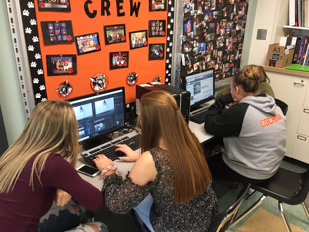 a_houck10's tweet photo. The 9th grade Foundations of Broadcast students are in the studio and finishing their segments. Wildcat Insider debuts this week! @GL_JuniorHigh @GLSH_9and10 #glshs #gljhs https://t.co/4GkQqX6DeS