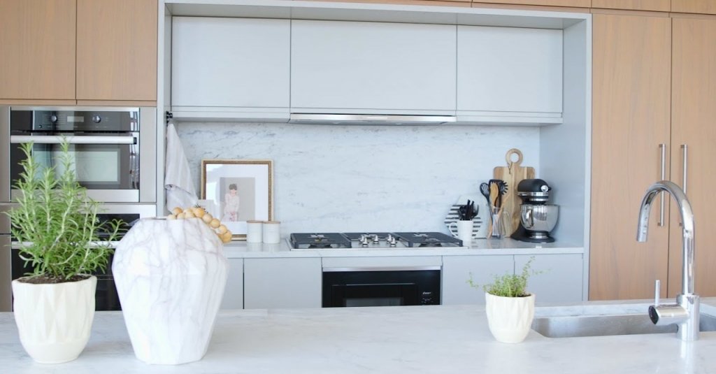 BrendaClassic's tweet photo. How to Decorate Your Kitchen with Tips from a Pro | How-To RS Home | Real Simple https://t.co/JXyitAq2gs https://t.co/st1taWfZ3X