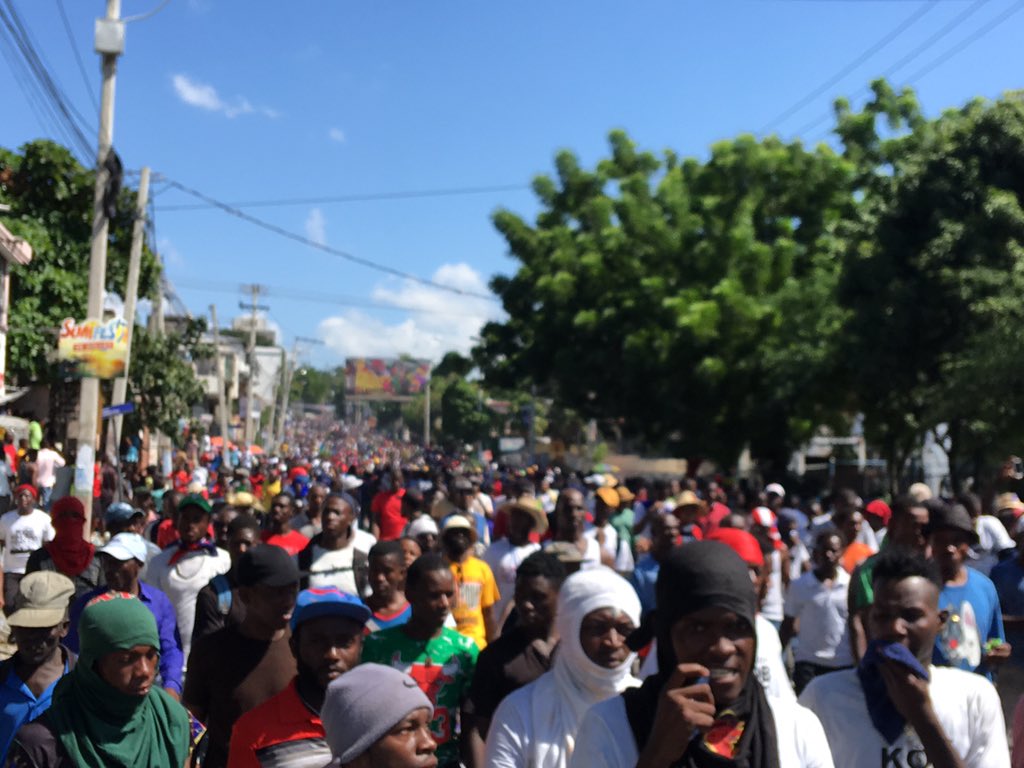 EtantDupain's tweet photo. Malgre ensidan Petyonvil lan plizyè milye manifestan anti koripsyon ak enpinite ap desann Lalue kounye a nan wout pou palman. #KotekobpetrocaribeA https://t.co/aKbnXmdRIU