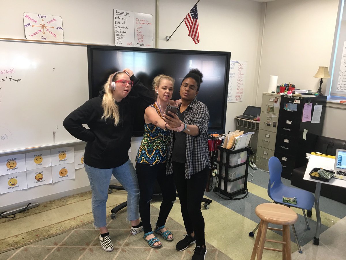 Sen0raReyes's tweet photo. We dressed like an AHS student @FacultySpirit @AHSpiritWars @AlbemarleHigh #WorldLanguageDept #ESOLDept #AHSHoCo2018 https://t.co/HhcjQtd6um