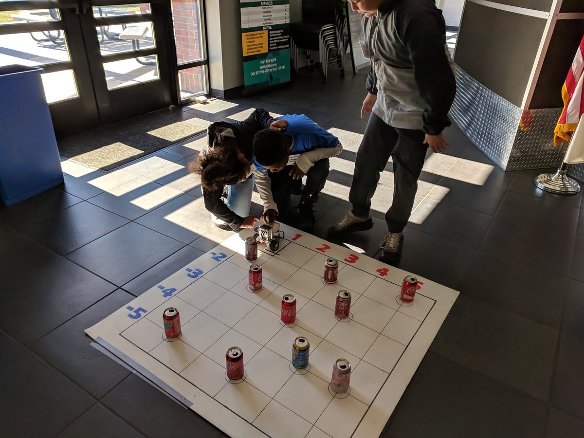 MsFStudio5's tweet photo. Day 4 of Starbase: Lego Mindstorms for coding and graphing! #Jardine501 #Starbase #WeAreTPS #STEAM #Coding https://t.co/3wTp0QQ0PH