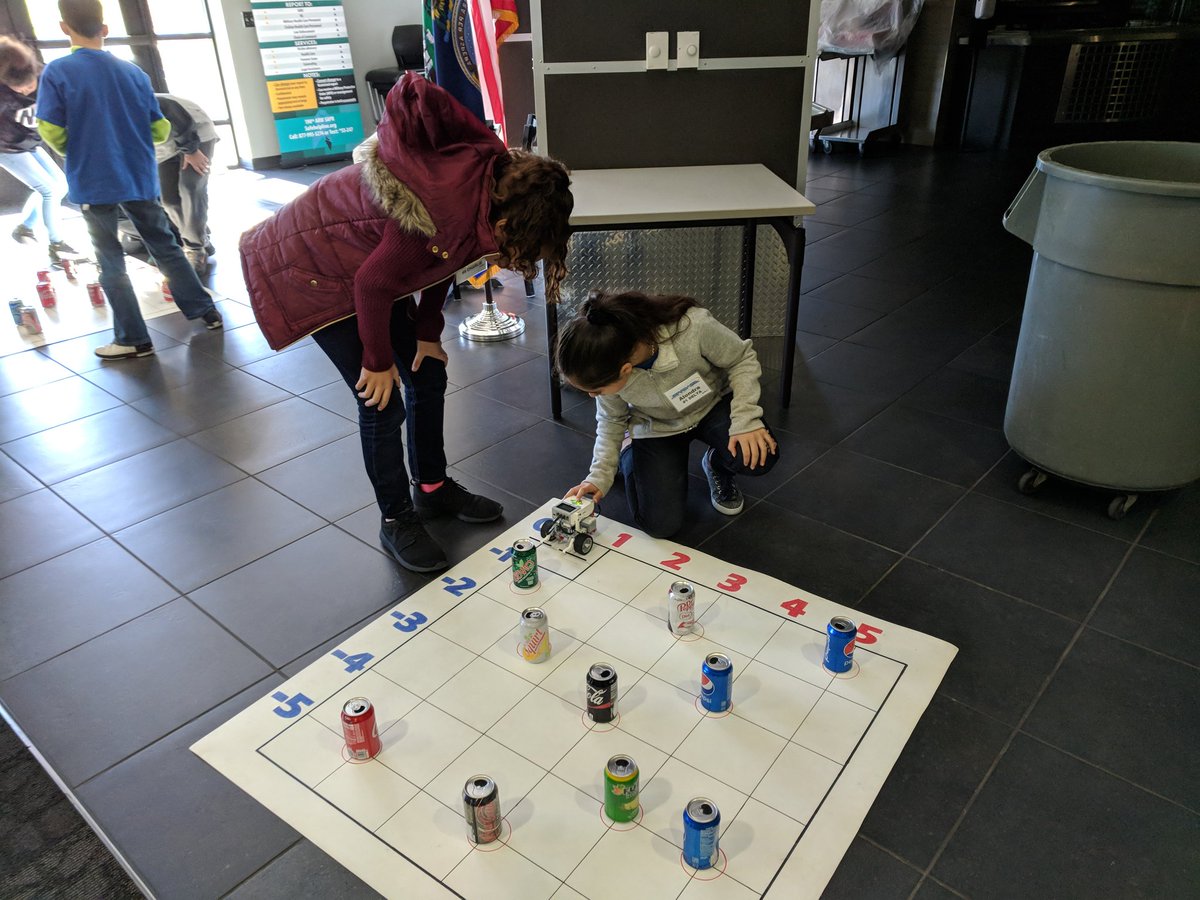 MsFStudio5's tweet photo. Day 4 of Starbase: Lego Mindstorms for coding and graphing! #Jardine501 #Starbase #WeAreTPS #STEAM #Coding https://t.co/3wTp0QQ0PH