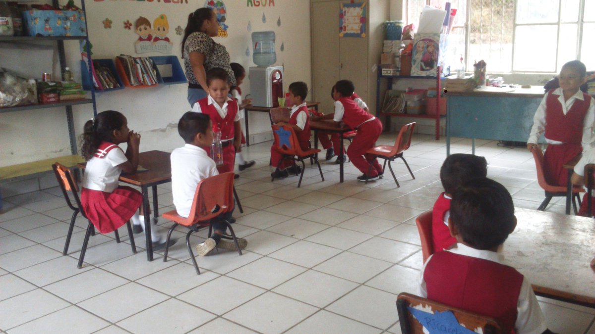 Daniel915493473's tweet photo. Como siempre trabajando por una educación de calidad entregando nuestros conocimientos a nuestros pequeños ellos que empiezan a conocer nuestro mundo 🌍 comunidad El Coatante Municipio De Bahia De Banderas 
#ConafeNayarit 
#ConafeCompostela 
@Eicarrilloa
@ETorresRivera1 https://t.co/RSTpAvusHI