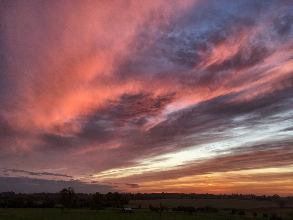 AngelikaHTCG's tweet image. What a colourful #Sunset tonight across the #SwiftValley #Warwickshire @BBCMidsWeather @BBCWthrWatchers @StormHour