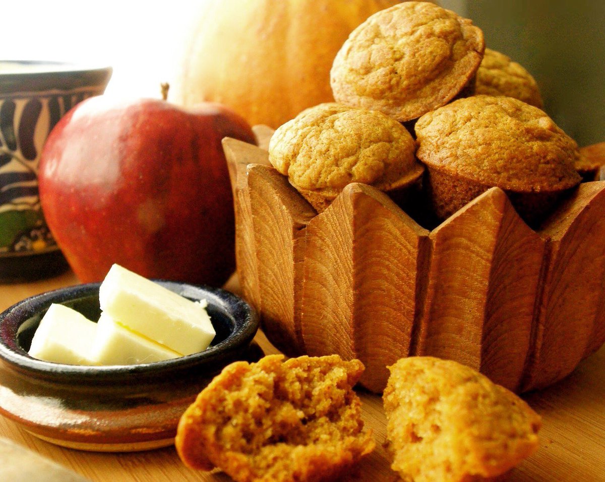 ChefMarkBailey's tweet photo. Happy Hump Day!  Fresh and Warm Apple-Pumpkin Muffins!  #chefbailey #cookinginboxers #teasetheseason #pumpkinseason #appleseason #fallbrunch https://t.co/YUPtHWHADY