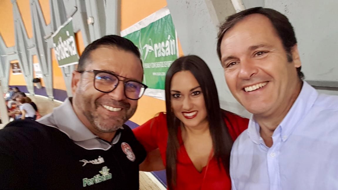 Con <a href="/maribelsaezm/">Maribel Sáez</a>  y nuestro Javier Teruel Blanco, <a href="/abuelopatata/">Javier Teruel Blanco</a> todo un crack, una tarde de balonmano <a href="/bmpuertosagunto/">Fertiberia Puerto Sagunto</a> 🤾🏽‍♀️ con él de speaker, es mucho más 👍