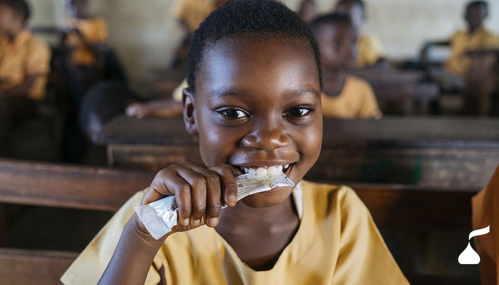 HersheyCompany's tweet photo. It’s not easy to concentrate when we’re hungry. That’s why we’re focused on ensuring kids in cocoa-growing regions have nutritious meals at home and healthy snacks at school so they can stay full and focused. Learn more about #CocoaForGood. https://t.co/cEbsAdNXGs https://t.co/FaqOtoLQOa