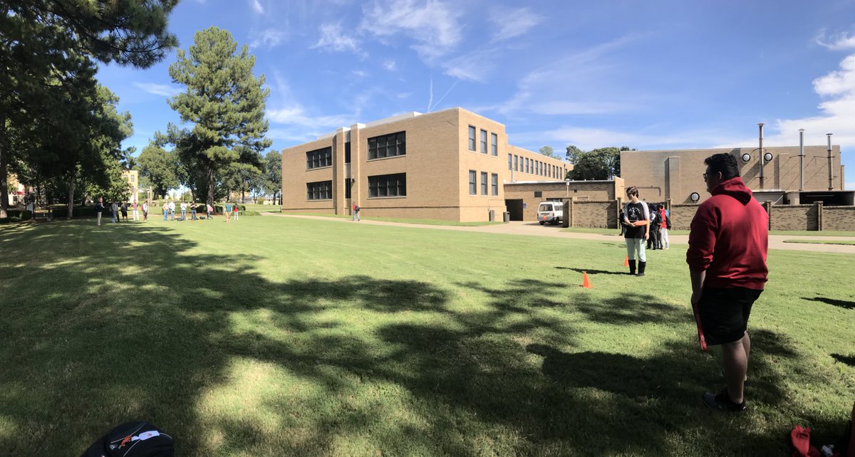 This weather is just too good to pass up! Sections of FYE Biology and Engineering are taking advantage of fall and doing class outside 😃📚