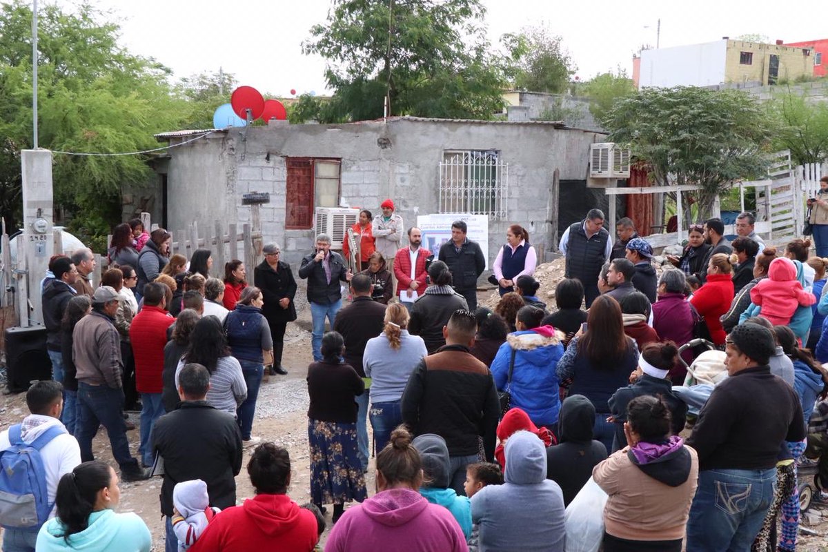 ChitoAguirreW's tweet photo. Hoy, en compañía del Director de Desarrollo Social de #Monclova, Ovidio Cuéllar y del Delegado de @SEDATU_mx @luna_rde arrancamos acciones de mejoramiento de vivienda para apoyar a familias que viven en hacinamiento. Con vivienda digna #FuerteCoahuilaEs @mrikelme https://t.co/A46EagKXg7