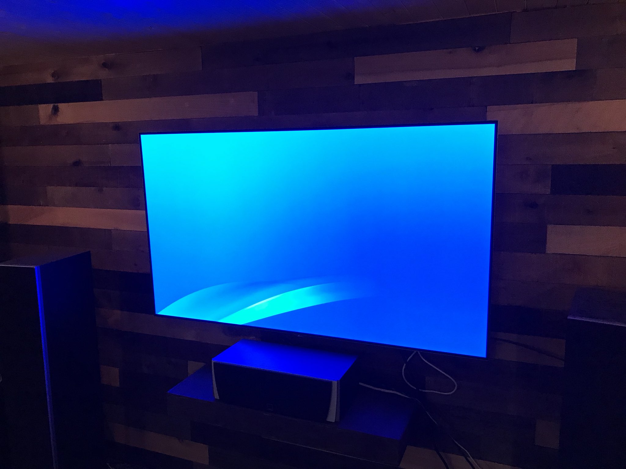 Ains on Twitter: "So came home to PS4 being on and stuck at a blank blue screen. I can't do anything and it won't power down even holding power