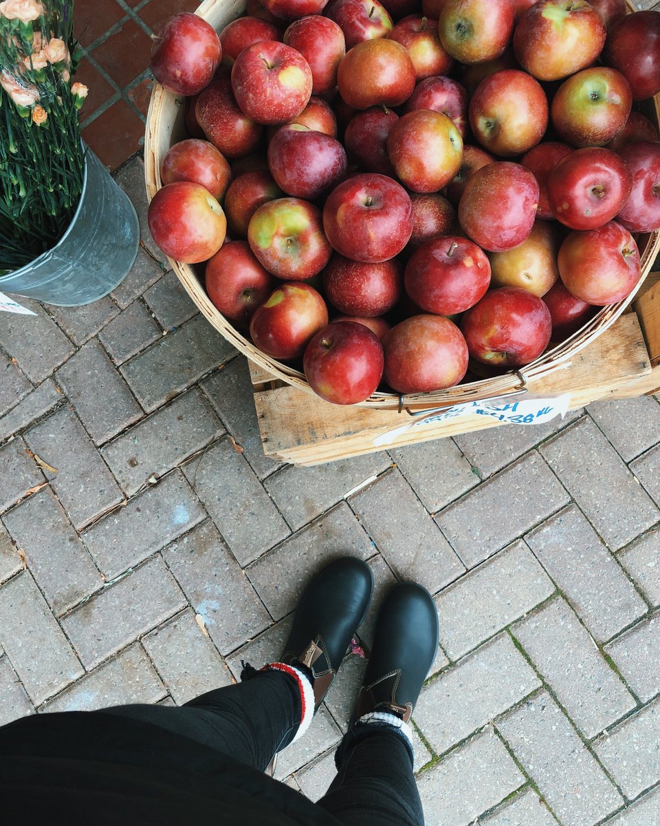 megmandchelsv's tweet photo. The weather is getting cooler, the days are getting shorter, the air is feeling crisp and the leaves have almost all turned colours ❤🍂💛🍎🧡 Autumn 2018 bucket list up on the blog. Link in bio! https://t.co/bIlKApMgfI