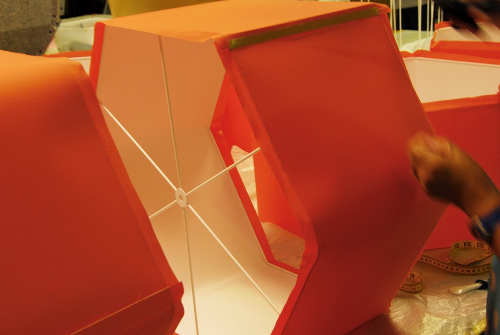 SatelightDesign's tweet image. These hexagon lampshades have pop! Check out these orange Hive lights in production.

#behindthescenes #madetoorder #custommade #madebyhand #production #hexagon #drumlights #lampshade #factory #lampshades #pendantlight #orange #madeinaustralia #designedinaustralia