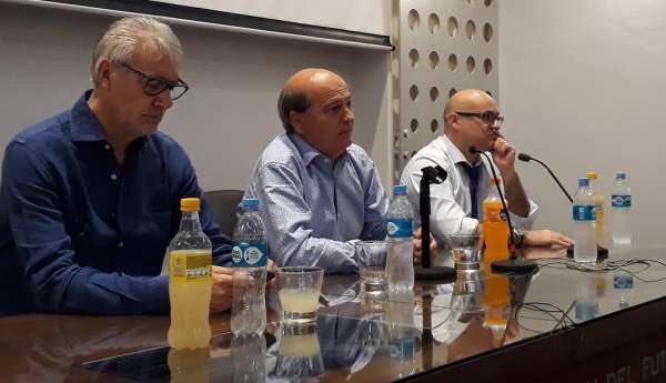 Se creo la Federación Provincial Bonaerense, con la vicepresidencia para <a href="/GustavoOuakim/">Gustavo Ouakim</a>.
Un buen número de dirigentes se hicieron presentes en calle Viamonte para darle el puntapié inicial a una institución q tiene como idea mayor nuclear a todas las ligas de la pcia.