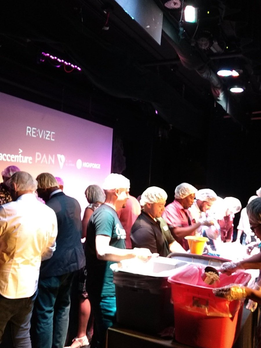 devfestfl's tweet photo. At RE:VIZE helping out to stop hunger. Lots of volunteers. Thanks @BlackOrlandoTec and @orlandotech Rock on! #DevFestFL #DevFest18 #Florida #Orlando #orlandodevs https://t.co/IHLgJFQvt4