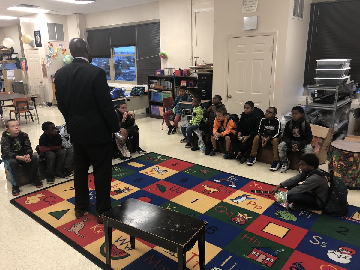 RealTalk_Vine's tweet photo. Big shout out to Mr. Sutton for coming to speak to our RealTalk talk group @MaynardElem this morning. Today’s subject was facing your fears. We talked about being courageous &amp;and also reminded them that fear only limits you and your vision #ContinuingExcellence #RealTalkOnTheMove https://t.co/sLLOberaxw