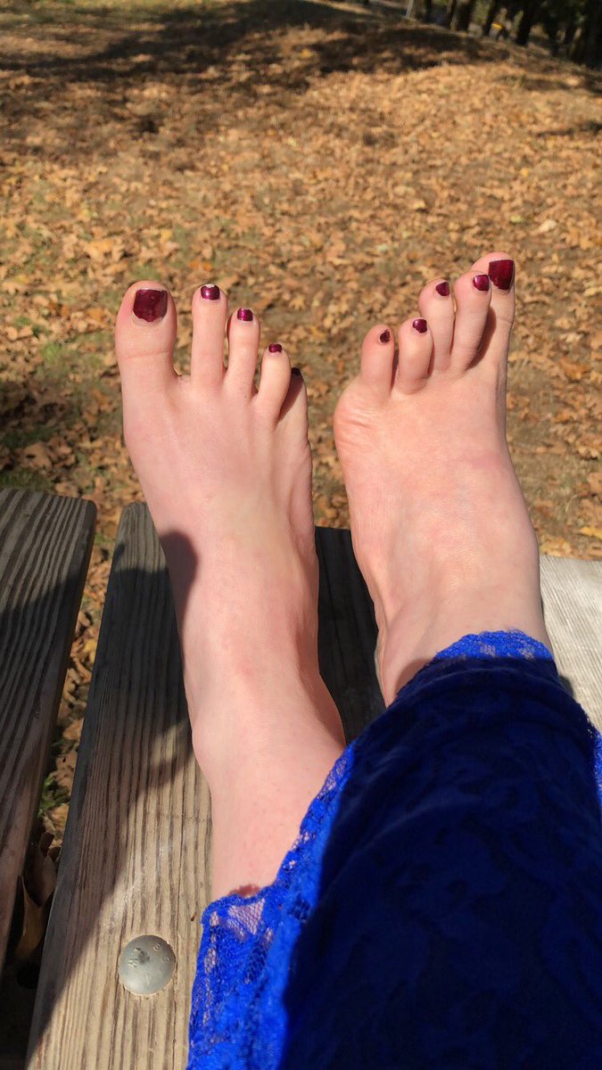 KatiiFour20's tweet photo. Stomping around barefoot. Catching some rays ☀️ #FootWorship #footfetish #footslaves #worship #goddess https://t.co/GZ9cvKjZh2