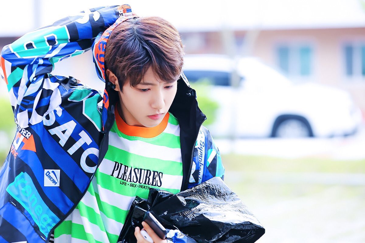 renjun carrying his own stage outfits.