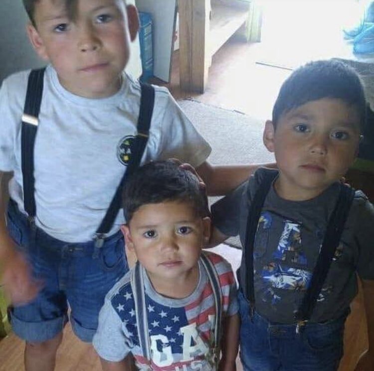 alexthon's tweet photo. Hoy fueron sepultados los tres menores que perdieron sus vidas en un trágico incendio en Valdivia ... muy cerca de la casa ... https://t.co/a4UsqZZRmm
