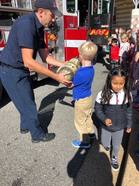 longbranch_es's tweet image. ACFD visited Long Branch to teach our Kindergarten students about fire safety and how they help our community.  @APSStudentServ @APS_EarlyChild #apsgetinvolved @longbranch_es
