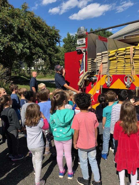 longbranch_es's tweet image. ACFD visited Long Branch to teach our Kindergarten students about fire safety and how they help our community.  @APSStudentServ @APS_EarlyChild #apsgetinvolved @longbranch_es