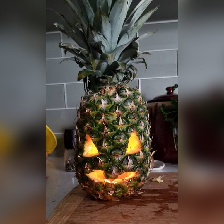 Random_Imbecile's tweet photo. There are some people (bad people) who don't like pineapple on pizza. I say, not only is it great on pizza, but it makes for a great jack-o-lantern!
#halloween #PineappleOnPizza #PineappleJackOLantern #pineapple https://t.co/dfakmr8eop