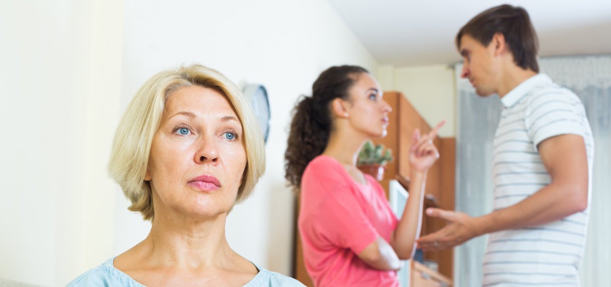 Коварная свекровь. Свекровь и невестка отношения. Высказывания о свекрови. Свекровь настраивает детей. Свекровь и невестка.