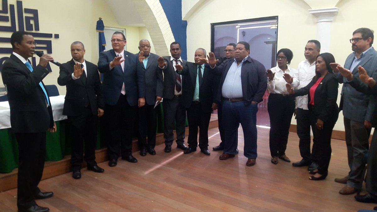 CodiaCentral's tweet photo. #CodiaInforma #CodiaJuramenta
La Junta Directiva Nacional del #CodiaRD, presidida por el Arq. @gomdis , juramenta los nuevos miembros del Tribunal Disciplinario 2018-2019, en el Salón de Conferencias Agrim. Julio Ravelo de la Fuente. https://t.co/TfIezRLjfK