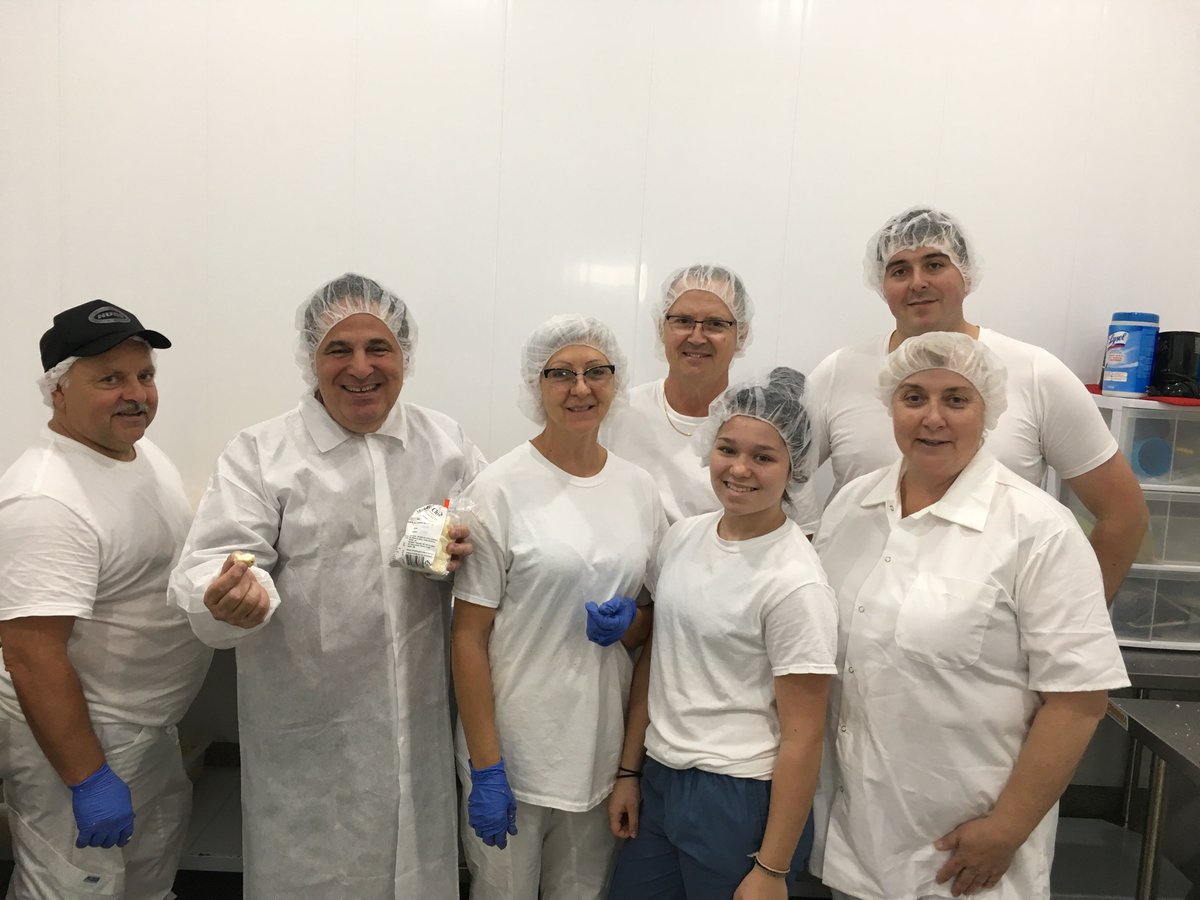 MarcGSerre's tweet photo. Notre prochain arrêt pour la #SemaineDesPetitesEntreprises est la Fromagerie du Grand Nord à Chelmsford! 🧀Cette belle petite entreprise familiale produit du délicieux fromage grâce à des partenariats avec des fermiers laitiers à travers le #NickelBelt-Grand Sudbury. #SPE2018 https://t.co/ZvcpzKix72