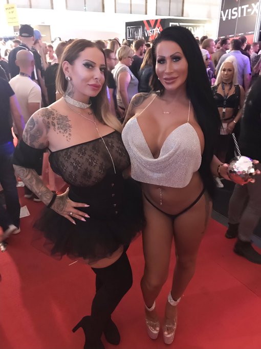 Impressions Venus 2018: mit der hei&szlig;en @real.barbie.of.berlin 💋 #venusberlin #redcarpet #plasticsurgery<a class="tags" target="_blank" title="On Twitter" href="/?out=eyJ0eXAiOiJKV1QiLCJhbGciOiJIUzUxMiJ9.eyJpYXQiOjE3MjA5NTI1ODgsImlzcyI6InR3cG9ybnN0YXJzLmNvbSIsIm5iZiI6MTcyMDk1MjU4OCwiZXhwIjoxNzUyNDg4NTg4LCJyZWRpcmVjdF91cmwiOiJodHRwczovL3R3aXR0ZXIuY29tL3JlYWwifQ.yMz9cUrlmK9uzv2KkwUte25KNhZ1iPx8QjYD4eB-c7QO7J2h8IAC1i6JBEs3oIk0y6n8dYh7SL4zTY6QAkDcgw">@real</a><a href="/tag/love"class="tags"><span>#love</span></a><a href="/tag/glamour"class="tags"><span>#glamour</span></a><a href="/tag/luxury"class="tags"><span>#luxury</span></a><a href="/tag/redcarpet"class="tags"><span>#redcarpet</span></a><a href="/tag/berlin"class="tags"><span>#berlin</span></a><a href="/tag/corset"class="tags"><span>#corset</span></a>