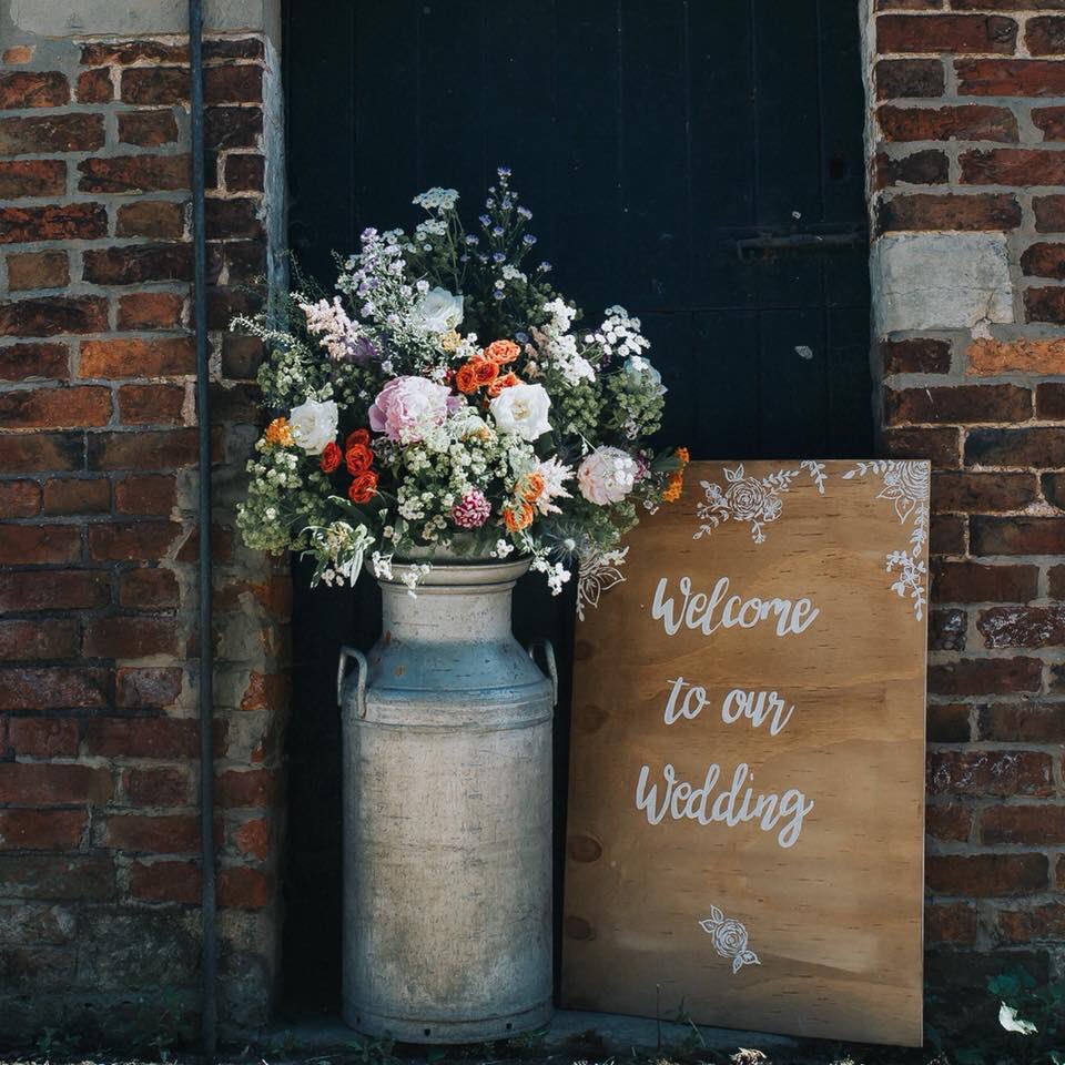 PrettyLittleExt's tweet image. Hello #weddinghour we hope you’re having an awesome #weddingWednesday