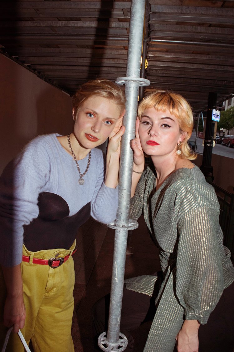 SelvaBeatMag's tweet photo. These Two Stylists Swapped Outfits (And Attitudes) for a Day | It's timeless and tailored VS sexy street-style!  👟👡
https://t.co/COhWUL6jJr #ecofashion #ecofriendly #Vegan https://t.co/Studg8kbRL