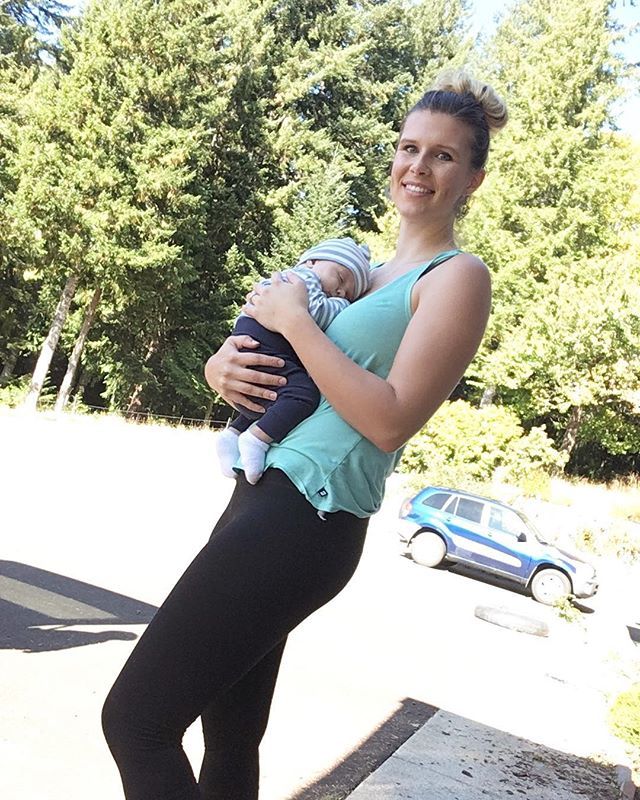 apennywiselife's tweet photo. Minimalist motherhood! Brought to you by our sponsors: stretchy pants, dry shampoo, five- minute makeup, and coffee. ☕️ https://t.co/A31wdJiPj4 https://t.co/1PWm7ONgKd