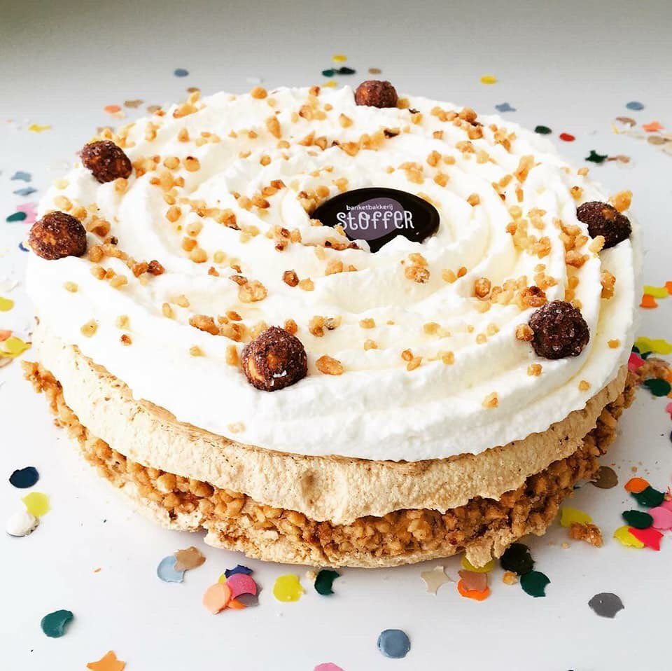 Yeahhhhh we zijn jarig!🎉 40 jaar Banketbakkerij Stoffer Delft🎈Daarom is onze ohhh-zo- lekkere hazelnoottaart verkrijgbaar met 40% korting voor maar € 7,17🎁 tm 27 oktober. De rode loper ligt voor je uit. Want ons feestje vieren we graag met jou😍