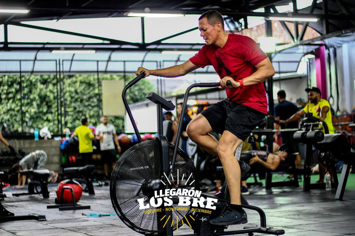 TrainingFit3's tweet image. 🚴‍♂️👍Quieres estar en forma, pero ¿por dónde empezar? Todo depende de tu objetivo final. ¿Quieres añadir músculo, fortalecerte o perder grasa? Sólo después de que hayas establecido tu “fuerza de motivación” puedes avanzar efectivamente.
Antonio Jose Camargo Martinez 📸