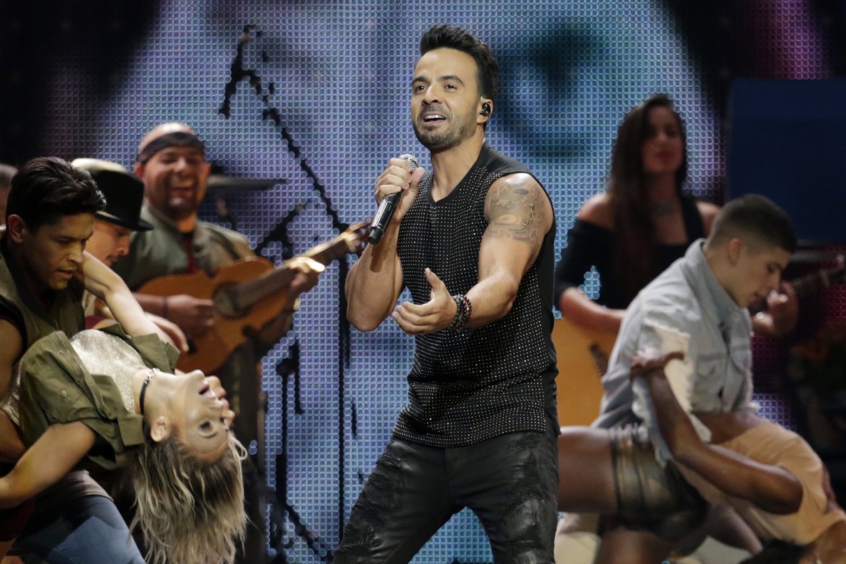 EnSerio_PR's tweet photo. #LuisFonsi recibió siete #récordsGuinness gracias a “Despacito” 🎤https://t.co/vyHtmlT1t8 #Cotilleo #EnSerio https://t.co/juhVvVN9SH