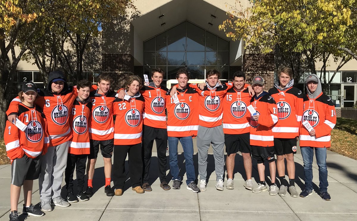 osseo_hockey's tweet photo. Annual โOsseo Readsโ at Oak View Elementary this afternoon! #contributingtocommunity https://t.co/k6U5Ys1t7F