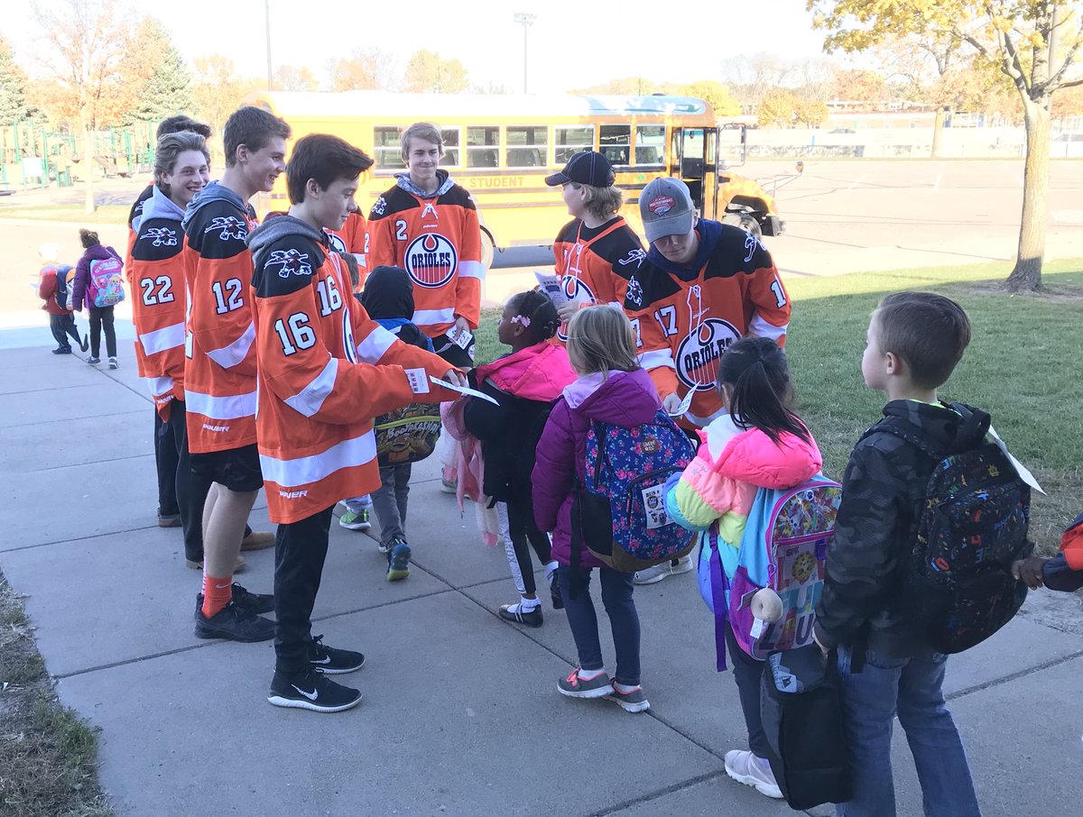 osseo_hockey's tweet photo. Annual โOsseo Readsโ at Oak View Elementary this afternoon! #contributingtocommunity https://t.co/k6U5Ys1t7F