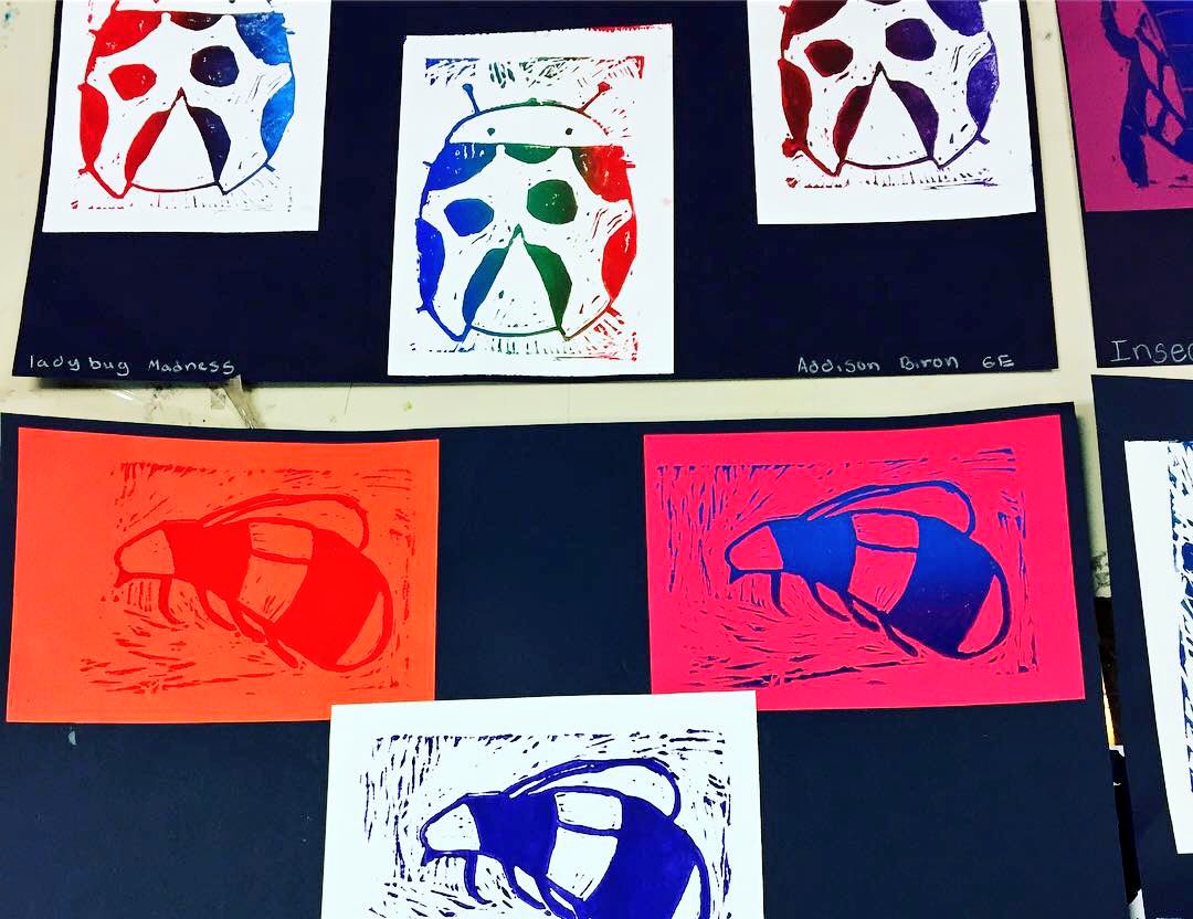 MsMcLeanArtroom's tweet image. A sneak peak of some of the 6th graders completed prints. 🐛🦋🕷#SMSart #printmaking #rainbowroll #linocut