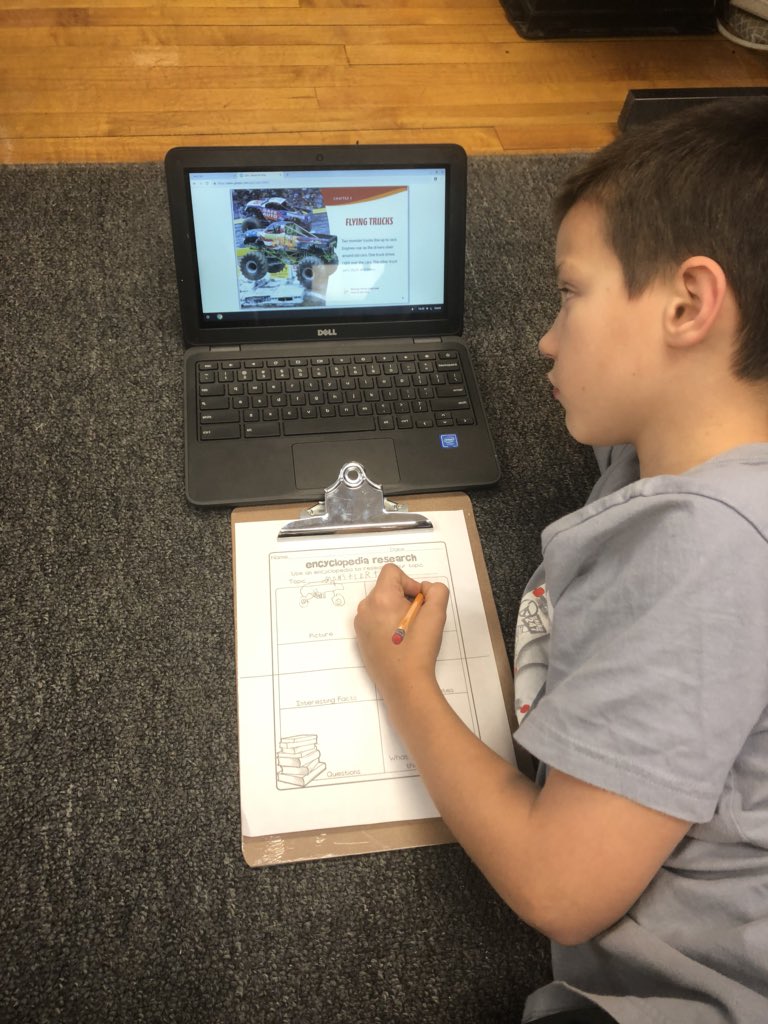 WrightWay2Teach's tweet image. Old school vs new school encyclopedia research! They couldn’t believe I had to use these “ancient” books to write reports 😂 #WCPSsuccess #Comparison #ReferenceSources