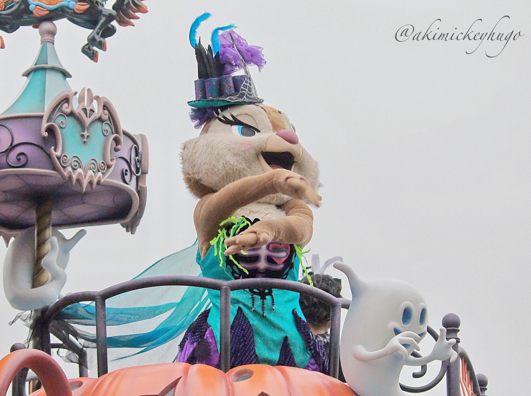 Aki 背中の布 をファサァァッてやるのかっこいいですクラリス様