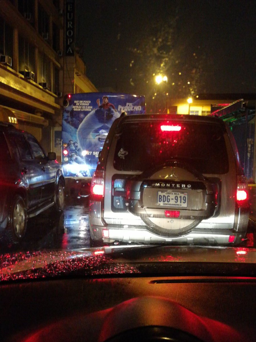 20 minutos y no se mueve esta presa por culpa de los chóferes de bus de #ipis y #elcarmen, #transitocr cuando será que se den una vueltica por acá?