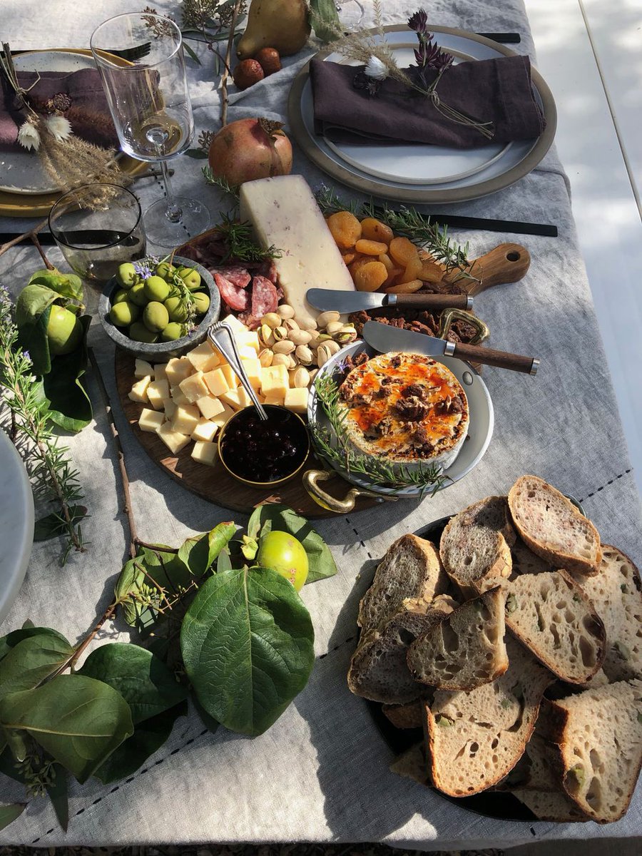 Happy #WineWednesday. What would you pour a glass of to enjoy with this delicious spread? #foodandwine #foldedhillswine #cheeseplatter #gatheringslikethese #fallfeels #winepairings #tablesetting #isthiswork