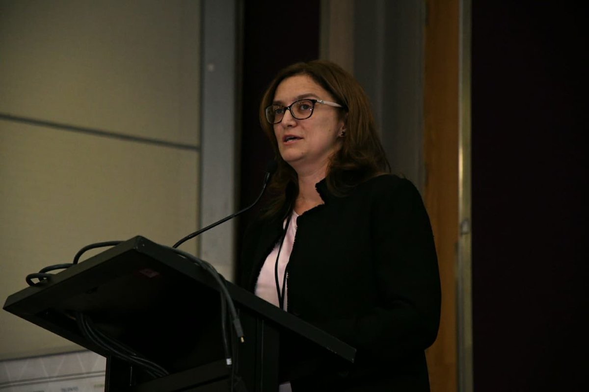La docente e investigadora de la <a href="/UDD_cl/">UDD</a>, Erica Salvaj (<a href="/esalvaj/">Erica Salvaj</a>) comienza su charla "Liderazgo y reputación en mercados turbulentos" en nuestro primer #SummitMujeryLiderazgo 🙌🏻